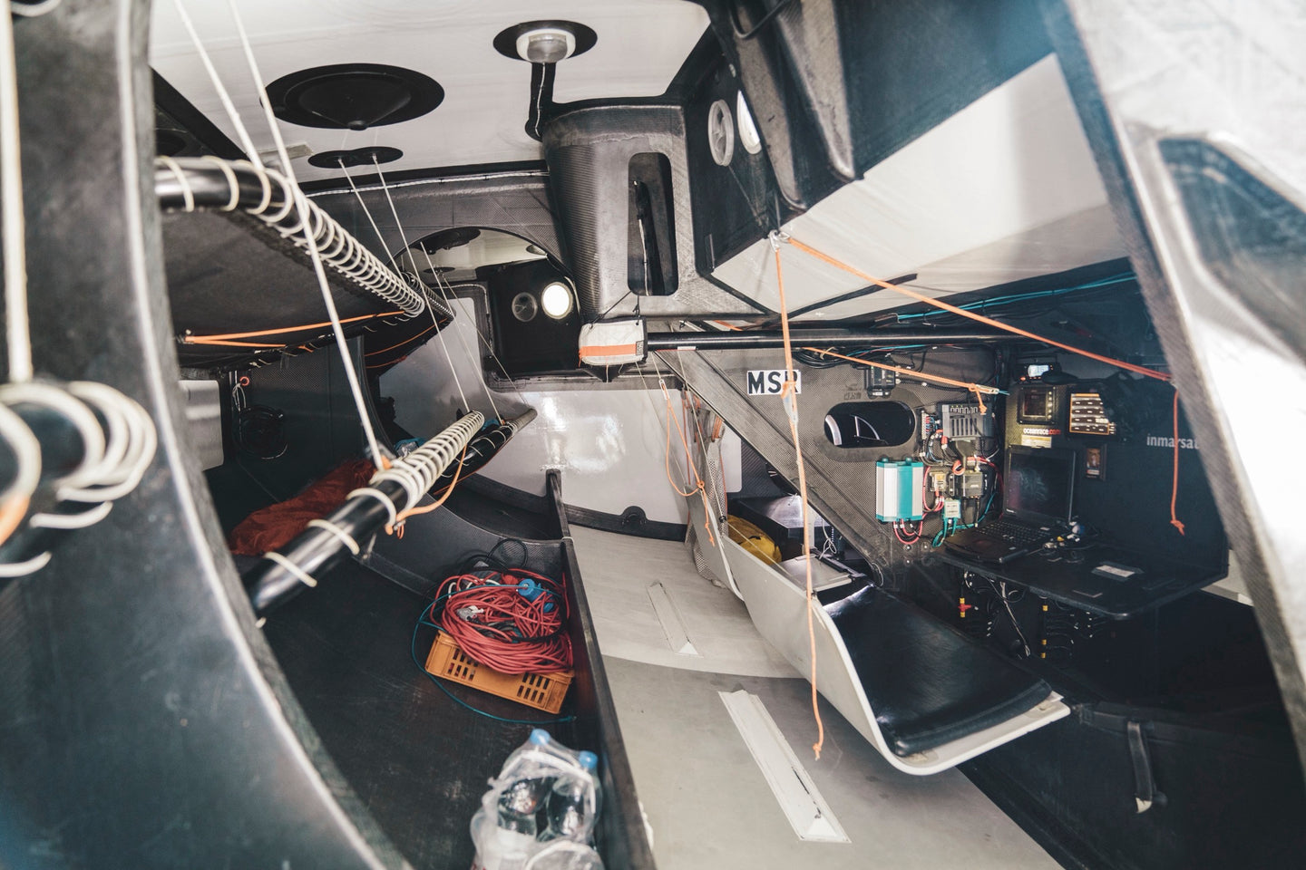 VO65 Sisi - Nav-, Media-Desk & bunk beds. 